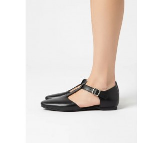 GUILLERMINA BADANAS HEBILLA DE FOLCLORE CUERO NEGRO